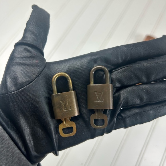 Louis Vuitton Brown Leather Luggage Tag with Gold Brass Padlock Bundle of 3 - Picture 4 of 7